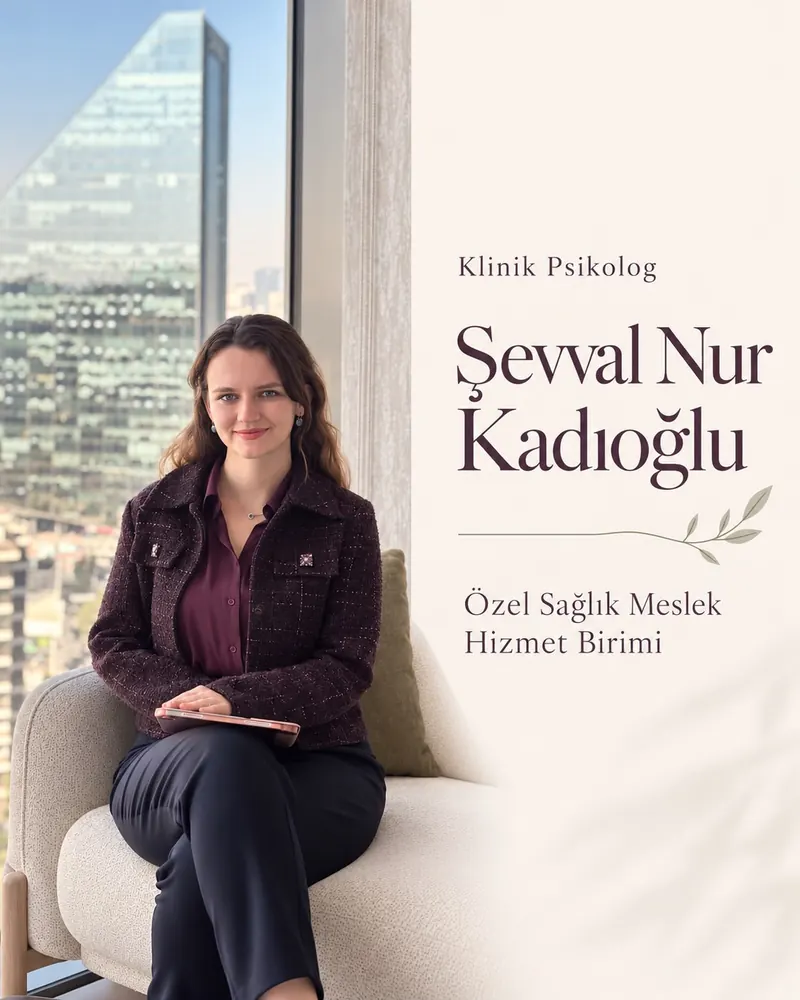 Klinik Psikolog Şevval Nur Kadıoğlu, kliniğinde koltukta otururken